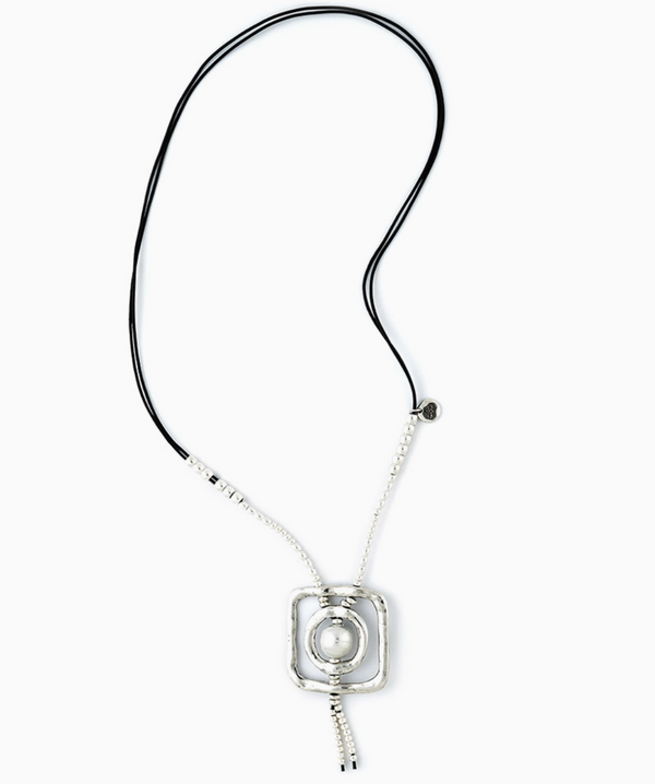 Artistic Pearl Pendant Necklace